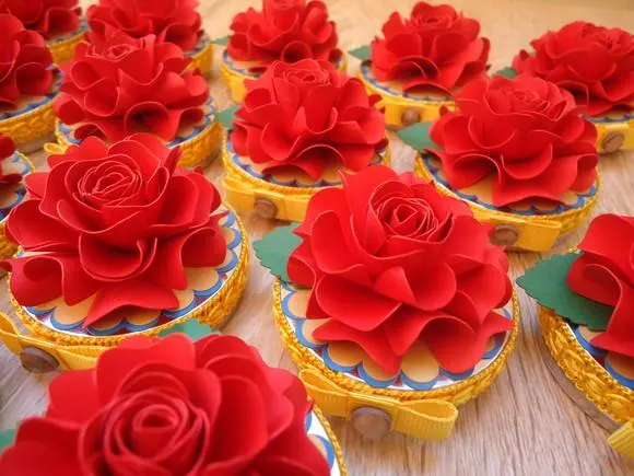 10 Latinhas Festa a Bela e a Fera 5cm — papelaria personalizada Refinado Encanto